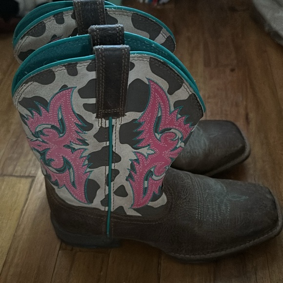 Fun adorable cow pattern Ariat boots - Picture 5 of 8